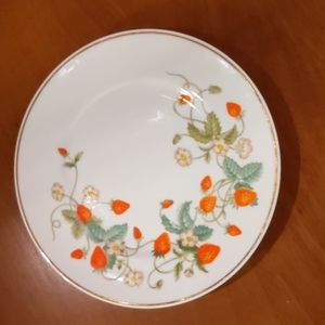 VTG 1978 Avon Strawberry Plate w/ 22K Gold Trim